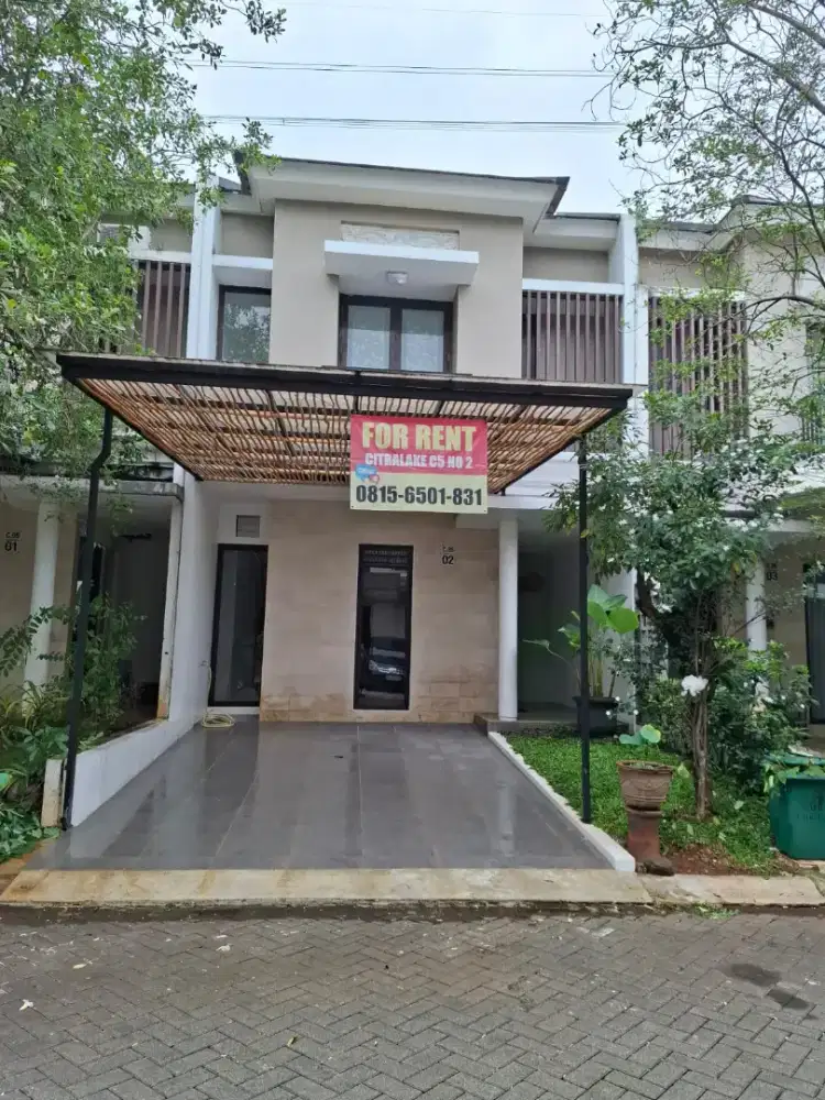 Di sewakan tahunan rumah 2lantai