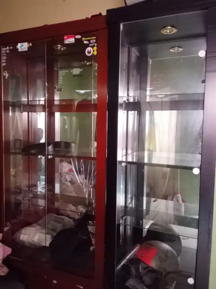 Lemari hias pajangan lemari helm