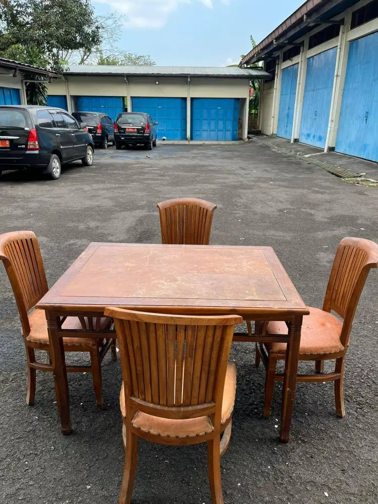 Meja makan kayu