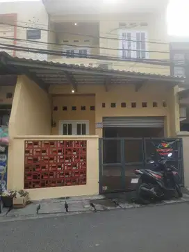 Disewakan rmh tinggal 2 Lantai Lubang BuayaJakarta Timur Pinggir jalan