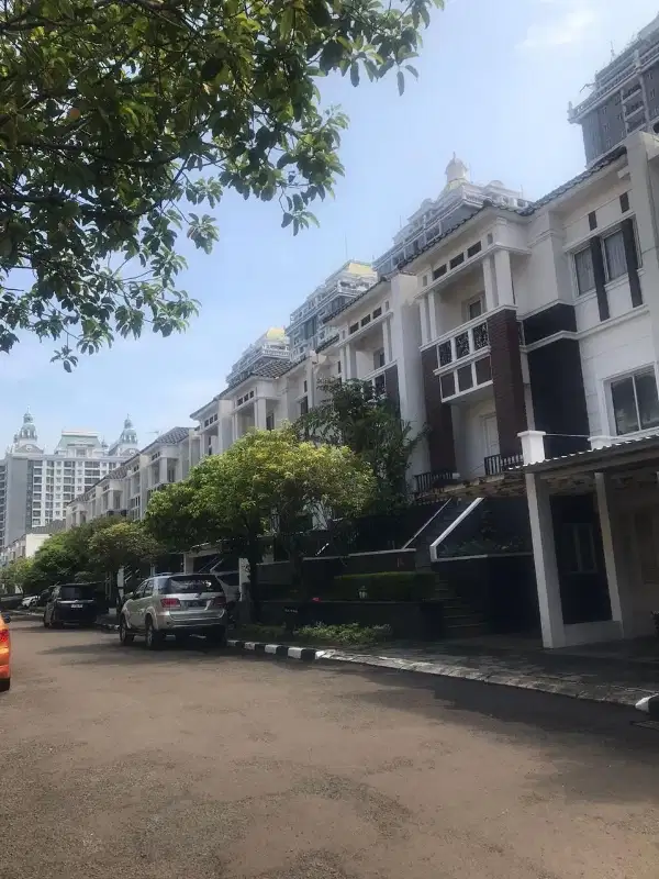 Dijual rumah The Villas murah