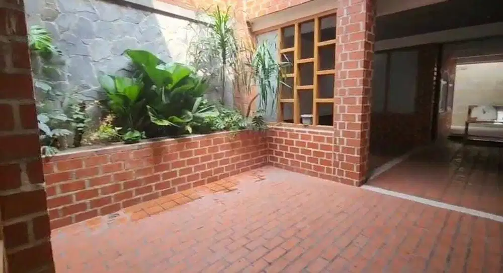 Gedung Raya Kemang Parkir 20 Mobil