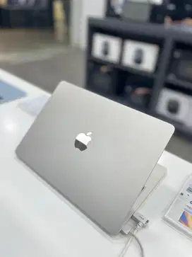 Macbook Air M2 16gb 256gb Garansi resmi iBox