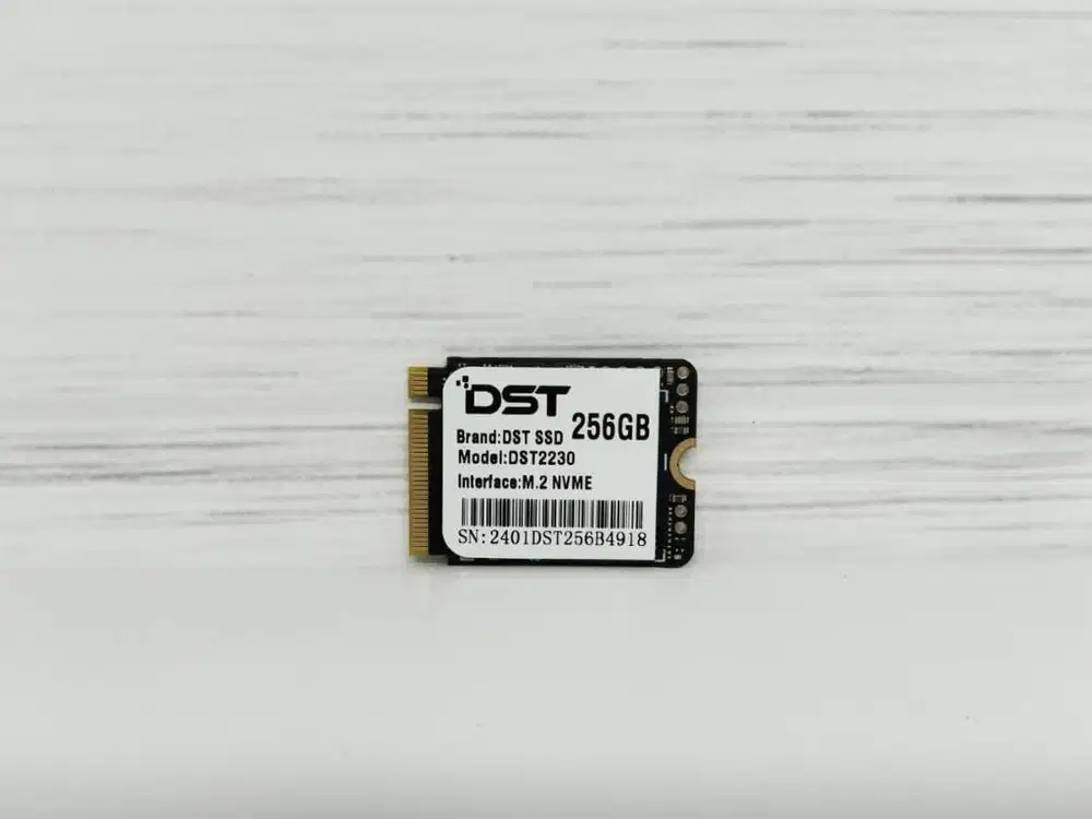 SSD (Solid State Drive) merek DST dengan kapasitas 256GB