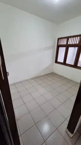 rumah nyaman dekat pintu tol krukut desari ada garasi