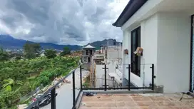 VILLA DIJUAL DI KOTA BATU MALANG ADA KOLAM RENANG PLUS ROOFTOP