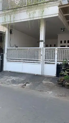 Rumah 3 Lantai dengan Rooftop Luas Lingkungan Asri