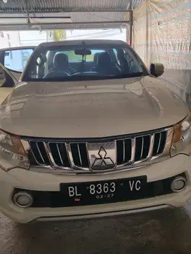 Mitsubishi Triton warna putih solid