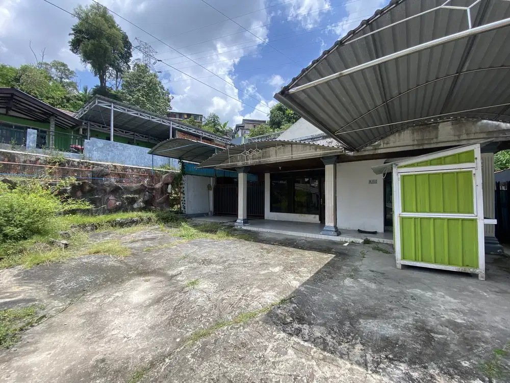 Rumah klasik di gunung belah