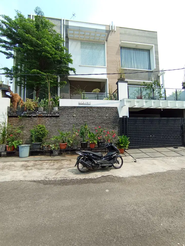 Jual rumah ada kolam renang di billymoon pondok kelapa Jakarta Timur