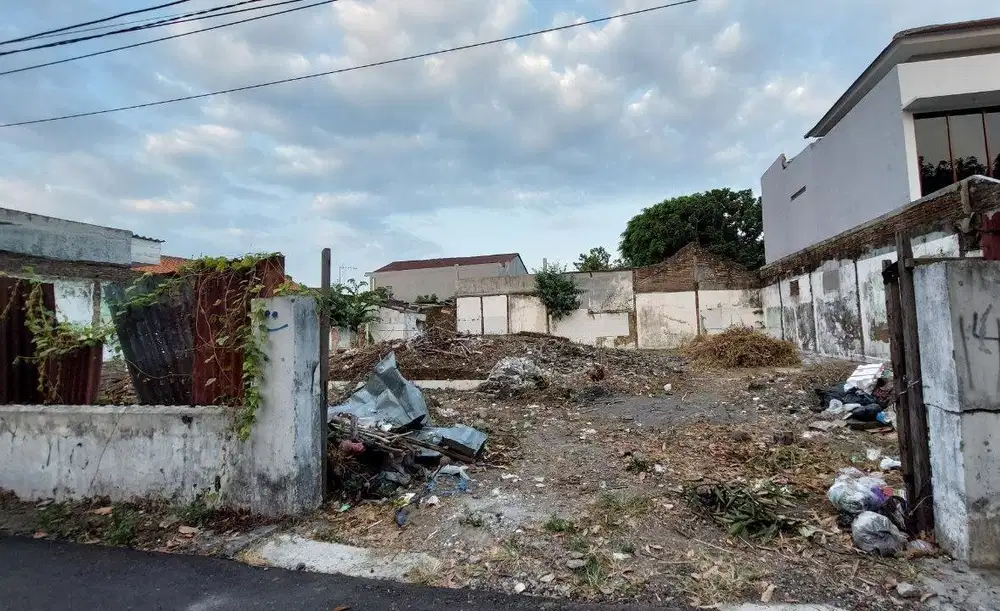 Strategis Menarik Jual Tanah Tepi Jl. Aspal dekat De Laxston Hotel