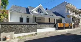 Dijual Rumah Mewah Baru Gaya Retro Klasik dlm Perumahan dkt Kampus UII