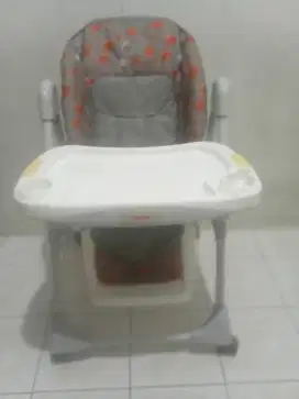 Kursi makan bayi