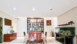 MINIMALIS MEWAH .Dijual Rumah 3 lantai di Permata Buana