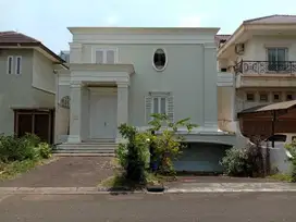 Rumah dengan kolam renang di Lippo Karawaci