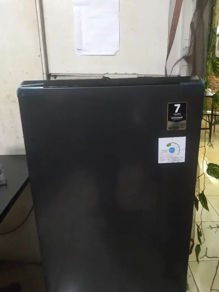 Kulkas 1 Pintu merk AquA, pemakaian baru 4 bulan