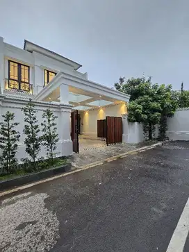 Rumah baru design American classic lokasi strategis di cempaka putih