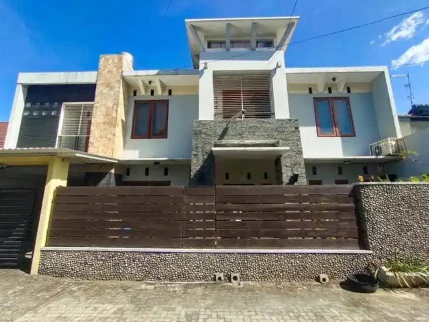 DIJUAL RUMAH 2 LANTAI DI POGUNG BARU DEKAT KAMPUS UGM YOGYA