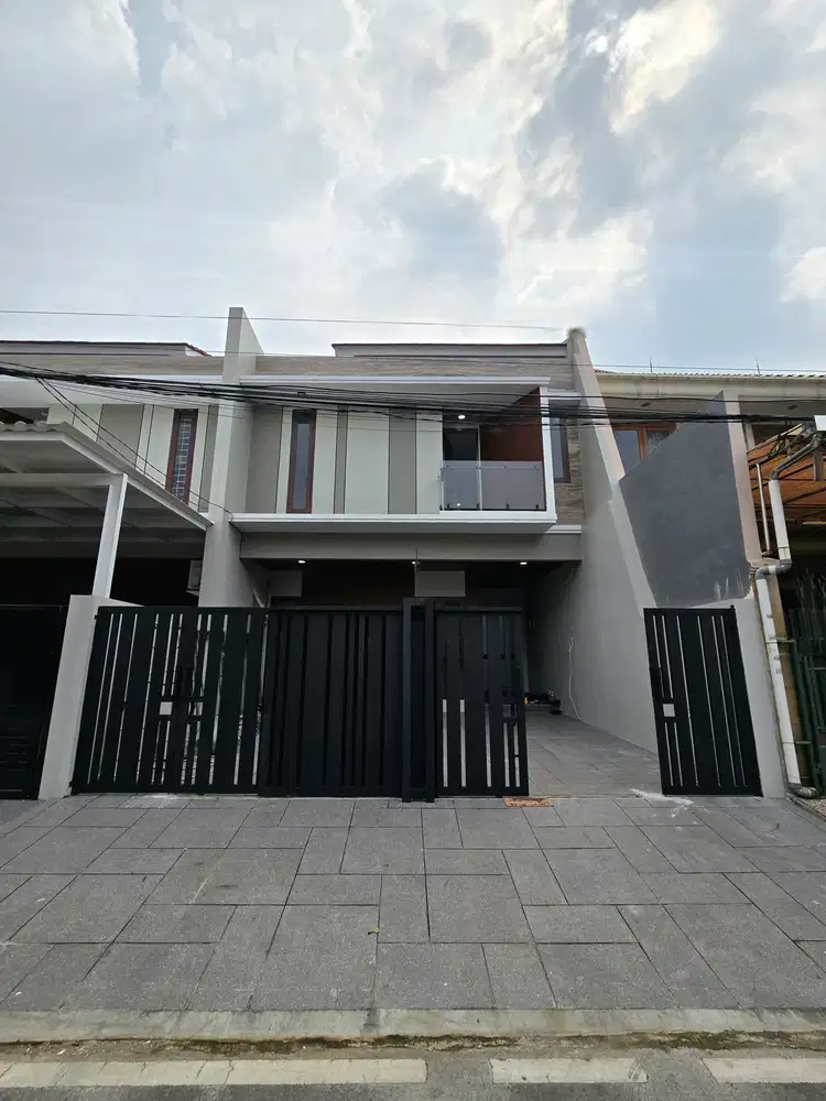 Rumah baru dalam komplek one gate dekat pintu tol di cempaka putih