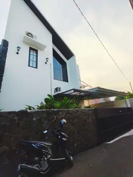 CIPAYUNG JAKARTA TIMUR RUMAH CANTIK DAN NYAMAN 2 LT BIKIN BETAH D05