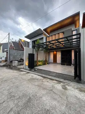 DIJUAL RUMAH MEWAH 2 LANTAI DI UTARA STADION MAGUWOHARJO YOGYAKARTA