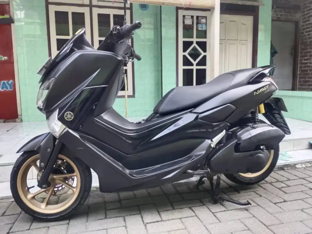 NMAX Yamaha warna Hitam