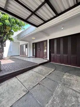 DIJUAL RUMAH SIAP HUNI JL. GEDUNG HIJAU PONDOK INDAH JAKARTA SELATAN.