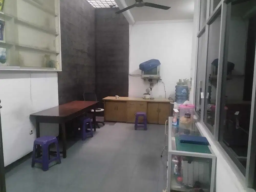 Gedung depan Stasiun Cawang, hanya 7M, sangat strategis