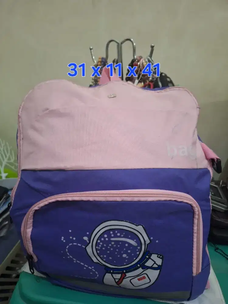 Ransel branded 
Bally uk 31 x 11 x 41 
Limited edition 
Barang terawat