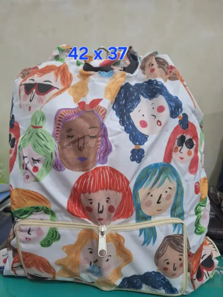 Tas branded 
Ideku handmade Uk 42 x 37 
Limited edition 
Barang terawa