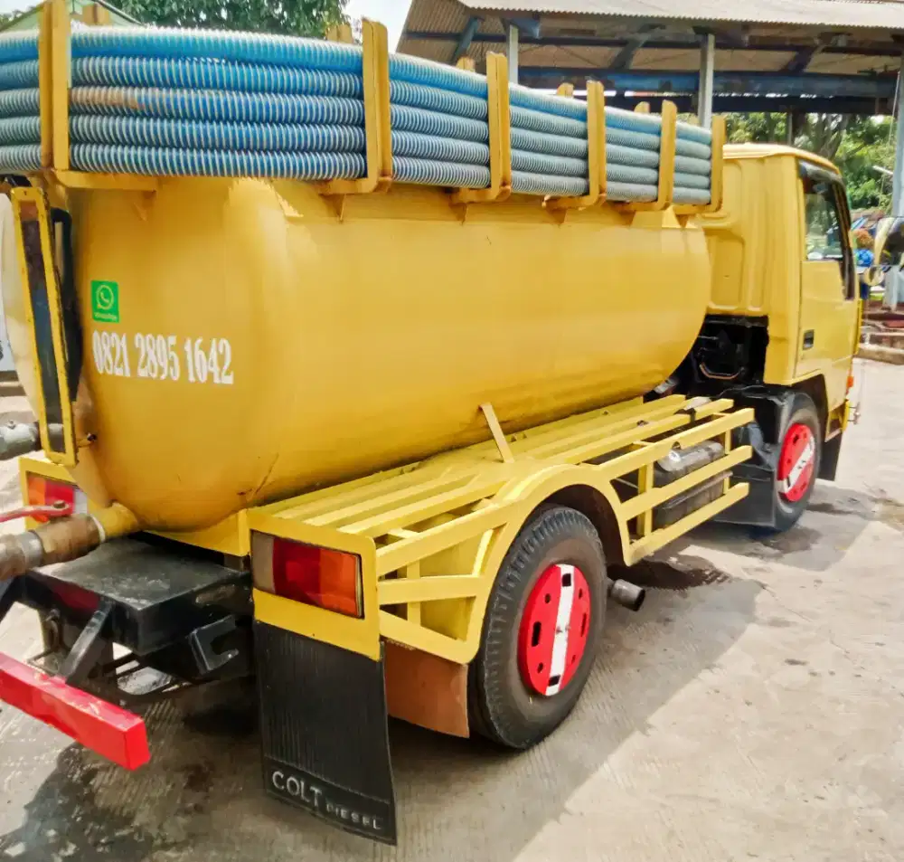 Sedot wc penuh buah batu