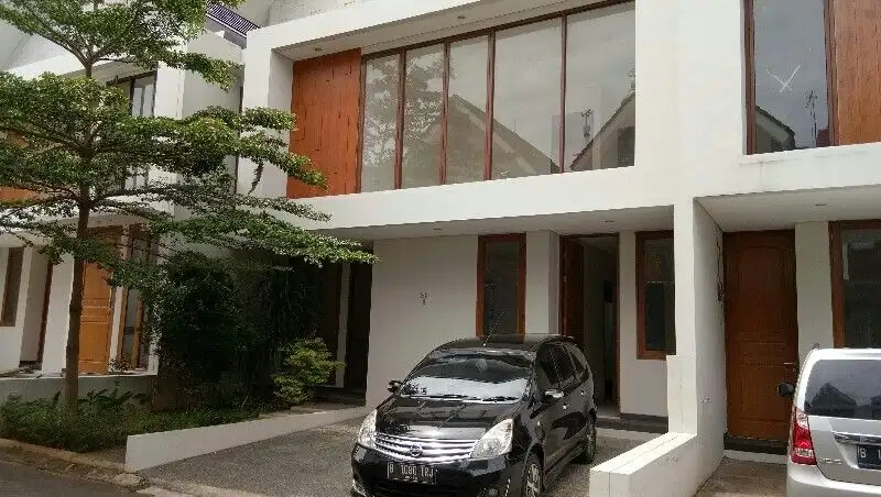 Rumah Minimalis Tropis lokasi strategis dalam townhouse