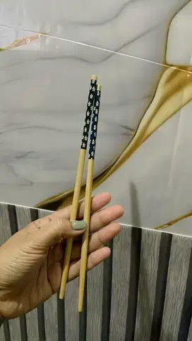Sumpit makan kayu