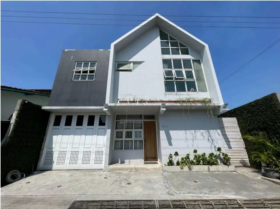 Rumah Scandinavian Tropis dekat MMTC Multimedia Training Center
