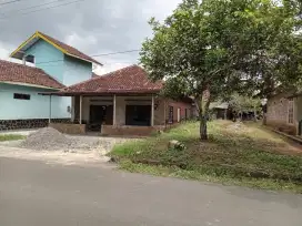 Dijual tanah dan bangunan, lokasi dipinggir jalan utama