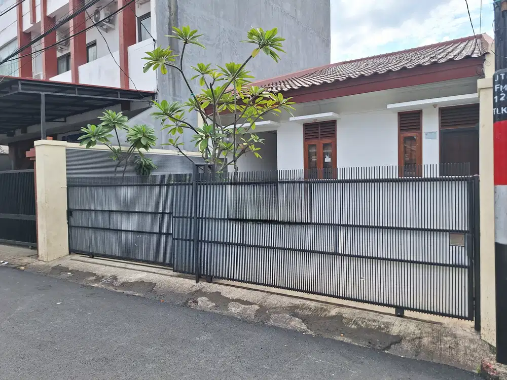 RUMAH LUAS ADEM NYAMAN DI UTAN KAYU MATRAMAN