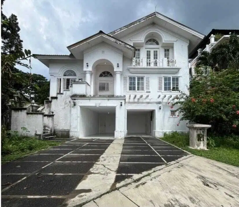Dijual Rumah dengan backyard yang Luas depan taman Sentul Bogor
