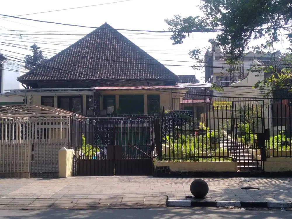 Disewakan rumah terawat di sayap dago. strategis untuk cafe, resto.