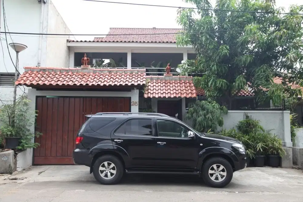 DISEWAKAN RUMAH DI AREA SENAYAN / HOME FOR RENT NEAR SUDIRMAN SCBD