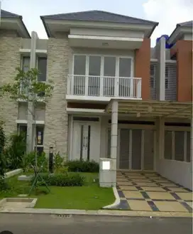Disewakan Rumah sumarecon dengan fasikitas kolam renang