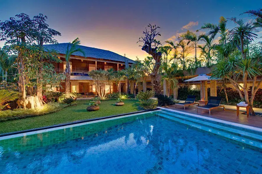 Villa Mewah 2 Unit Lokasi Premium Dekat Pantai Seminyak Bali