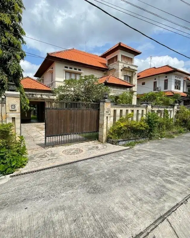 Nego, Rumah dua lantai di Kerobokan, Akses jalan 6 meter