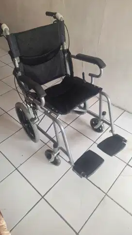 Kursi roda lipat