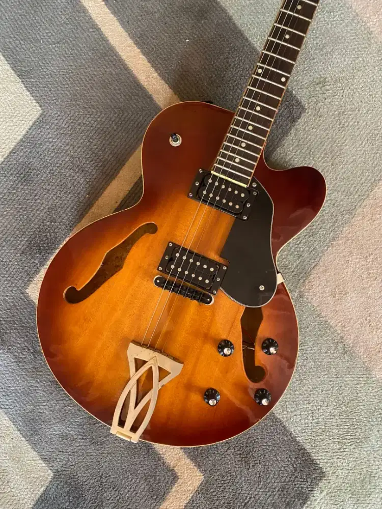 Gitar gibson custom semi hollow body