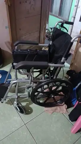 Kursi roda orang sakit