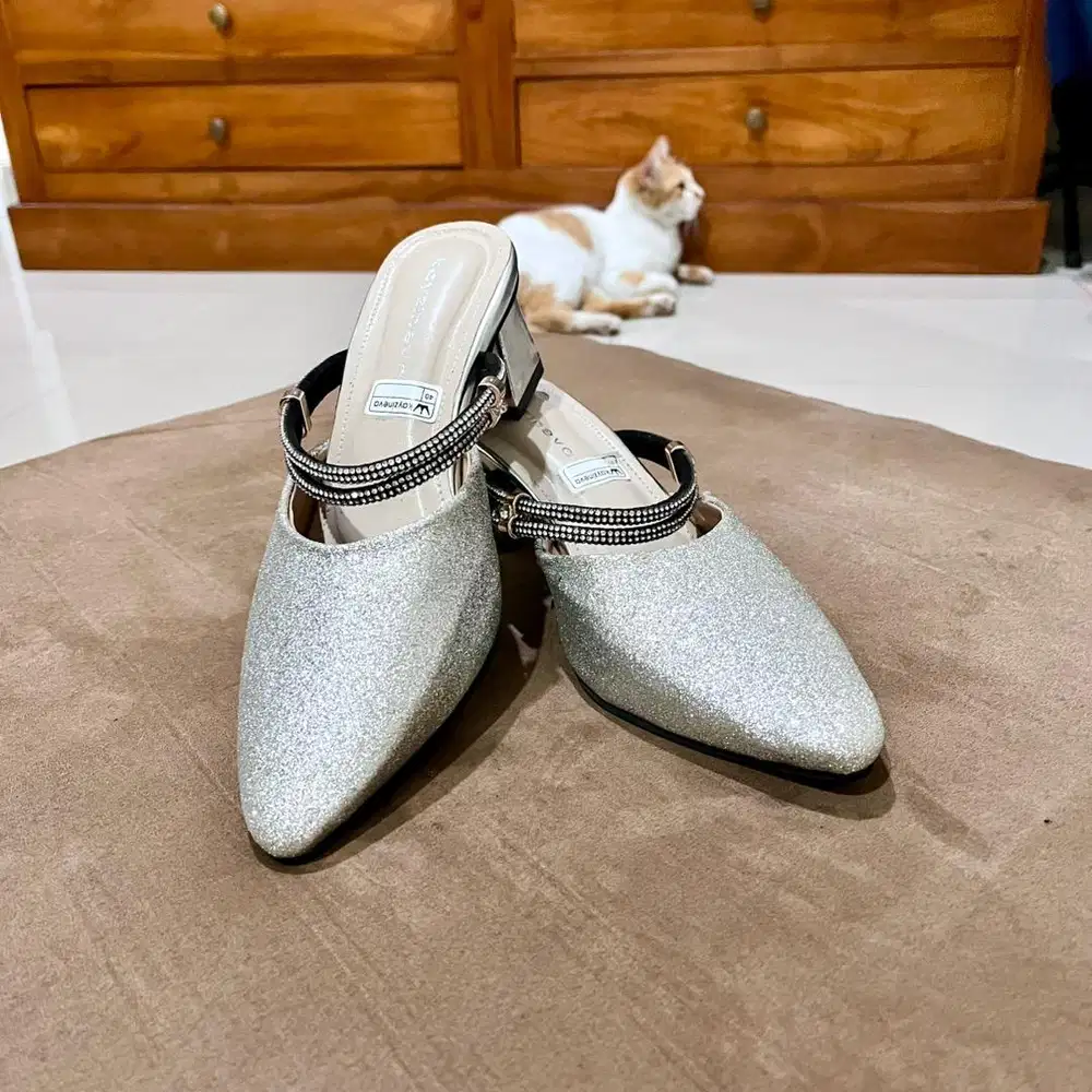 Heels Glitter Pointed Toe dengan Tali Berlian