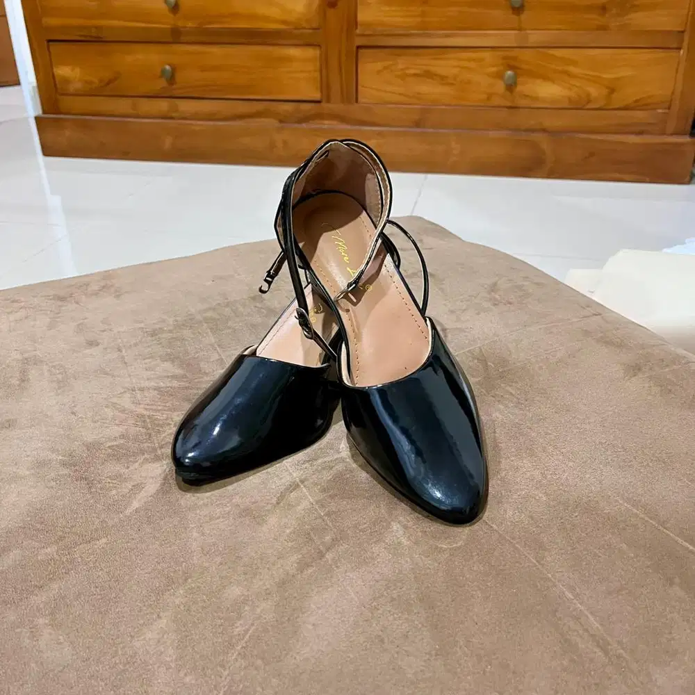 Low Block Heels Hitam Strap Elegan
