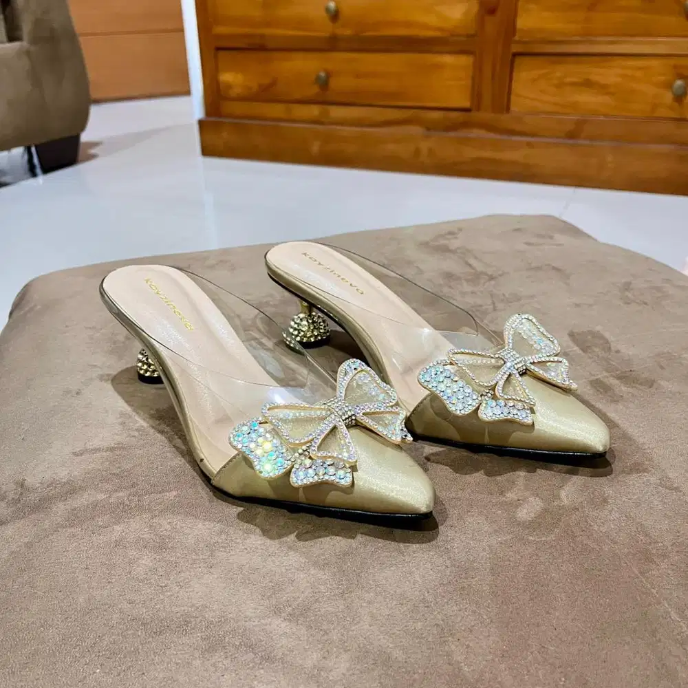 Mules Heels Gold dengan Hiasan Pita Kristal
