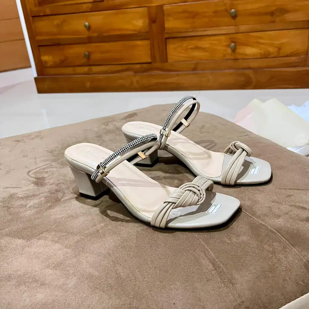 Sandal Heels Tali Kepang dengan Strap Berlian