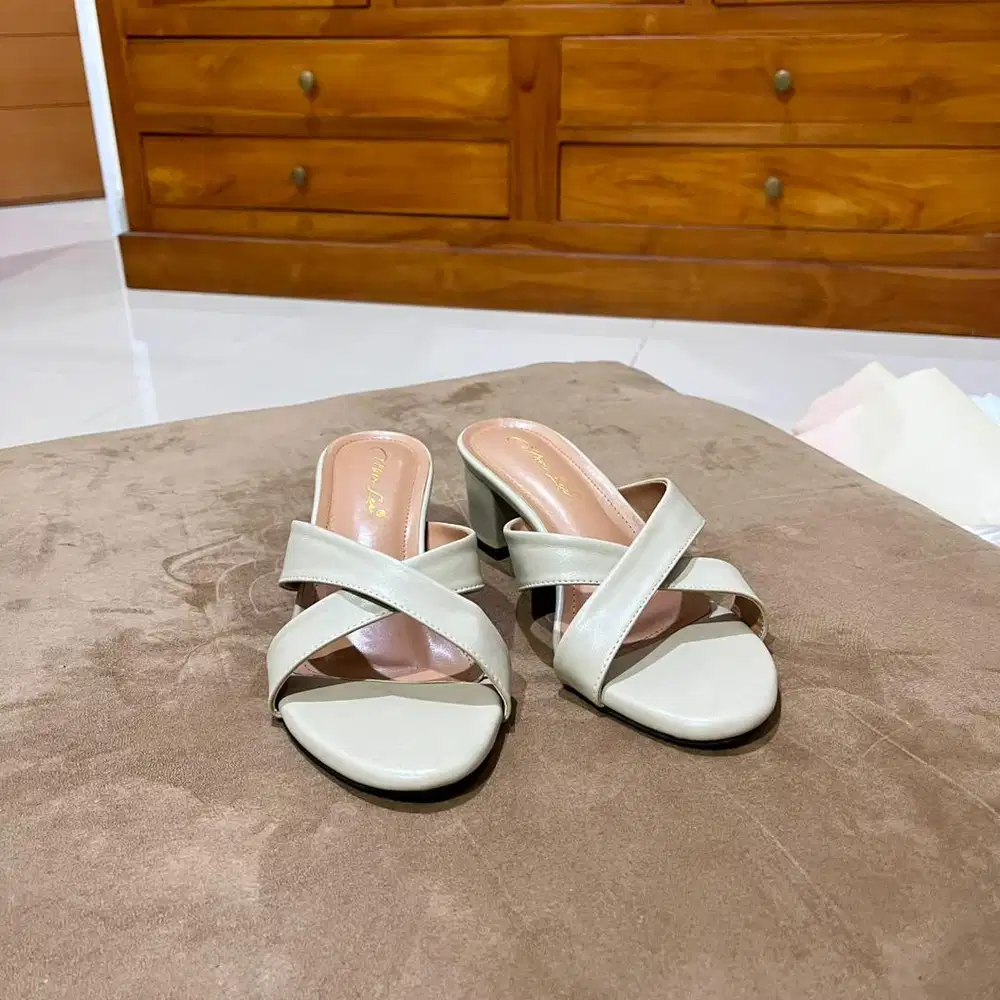 Sandal Heels Silang Warna Nude
